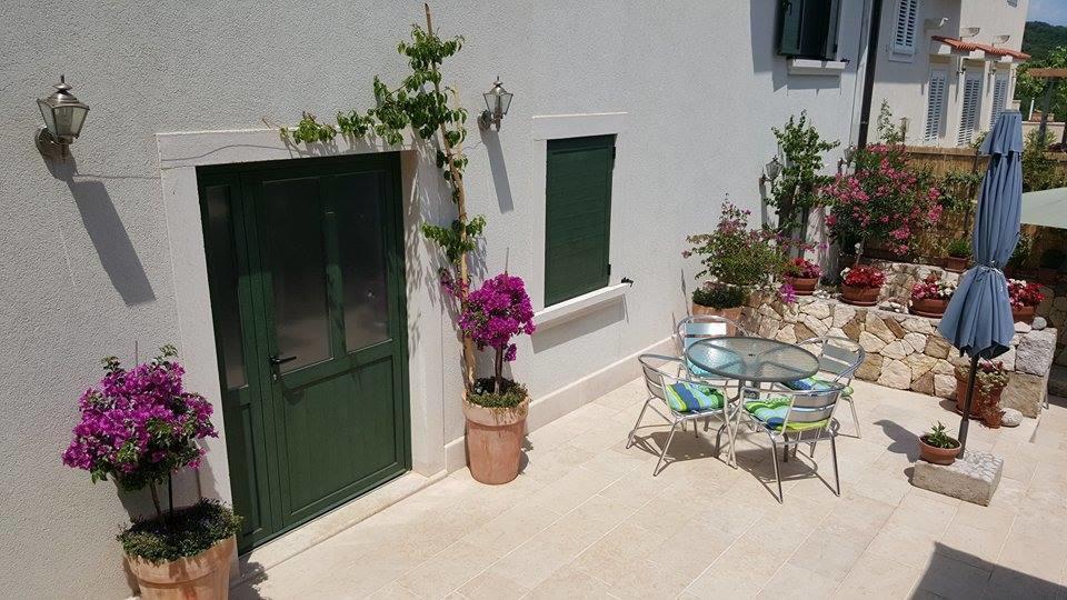 Ina Apartment